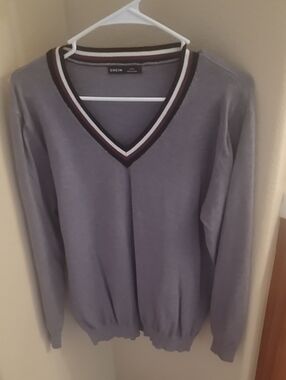 SHEIN Men's Gray V-Neck Sweater